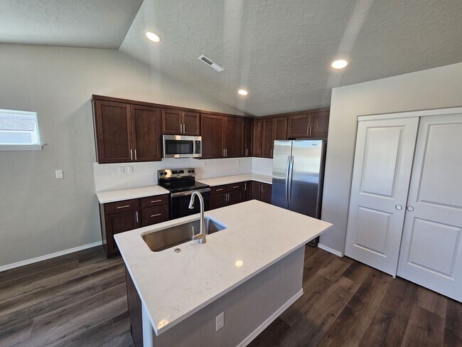 Foto del edificio - Brand New Home with RV Pad and Premium Fin...