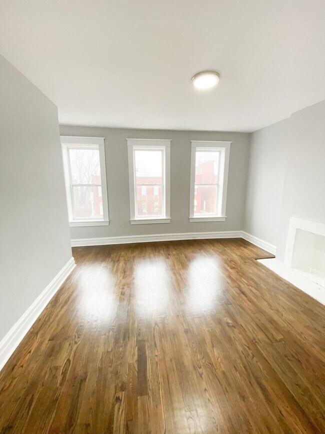Foto del edificio - Steps from Cherokee, Gorgeous 1 bed/1 bath with bonus room! Hardwood floors! Central A/C! Quartz ...