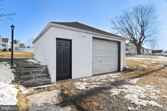 Building Photo - 701 S 2nd St