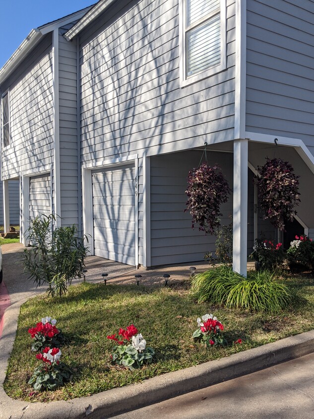 Front on unit, inclusive of single car garage - 649 Cimarron Trail