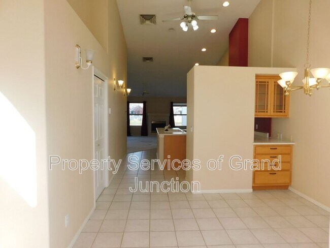 Building Photo - 702 Fountainhead Blvd