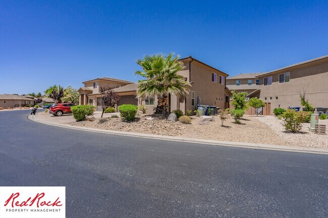 Foto del edificio - Dog Friendly, Pleasant 4 Bedroom, 2.5 Bathroom Townhome
