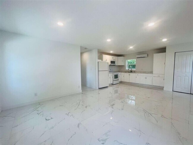 Foto del edificio - 8170 State Rd 60