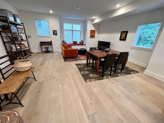 Foto del edificio - Gorgeous 3 Bedroom/3-Bathroom Townhouse wi...