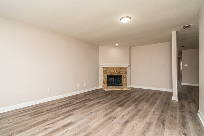 Building Photo - 527 Indian Paintbrush