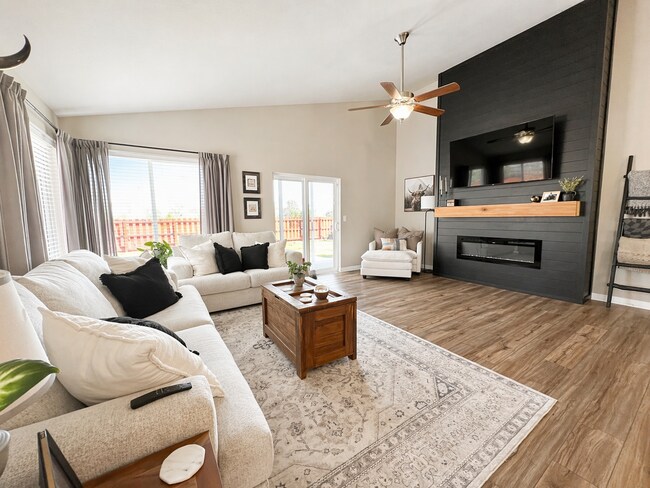 Foto del edificio - Stunning 5 Bedroom Ranch Home in Lorson Ranch!