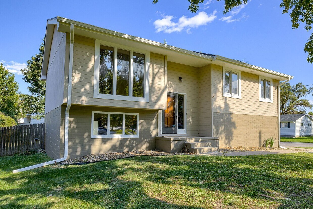Primary Photo - Must See 3 Bedroom In Westside District!!