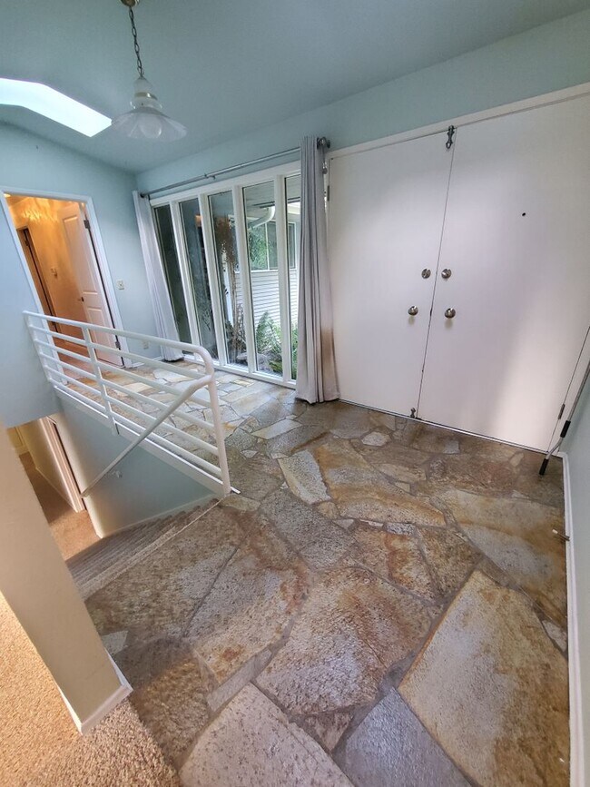 Building Photo - *Short Term 6 Mo Rental* Spacious 5 bedroo...