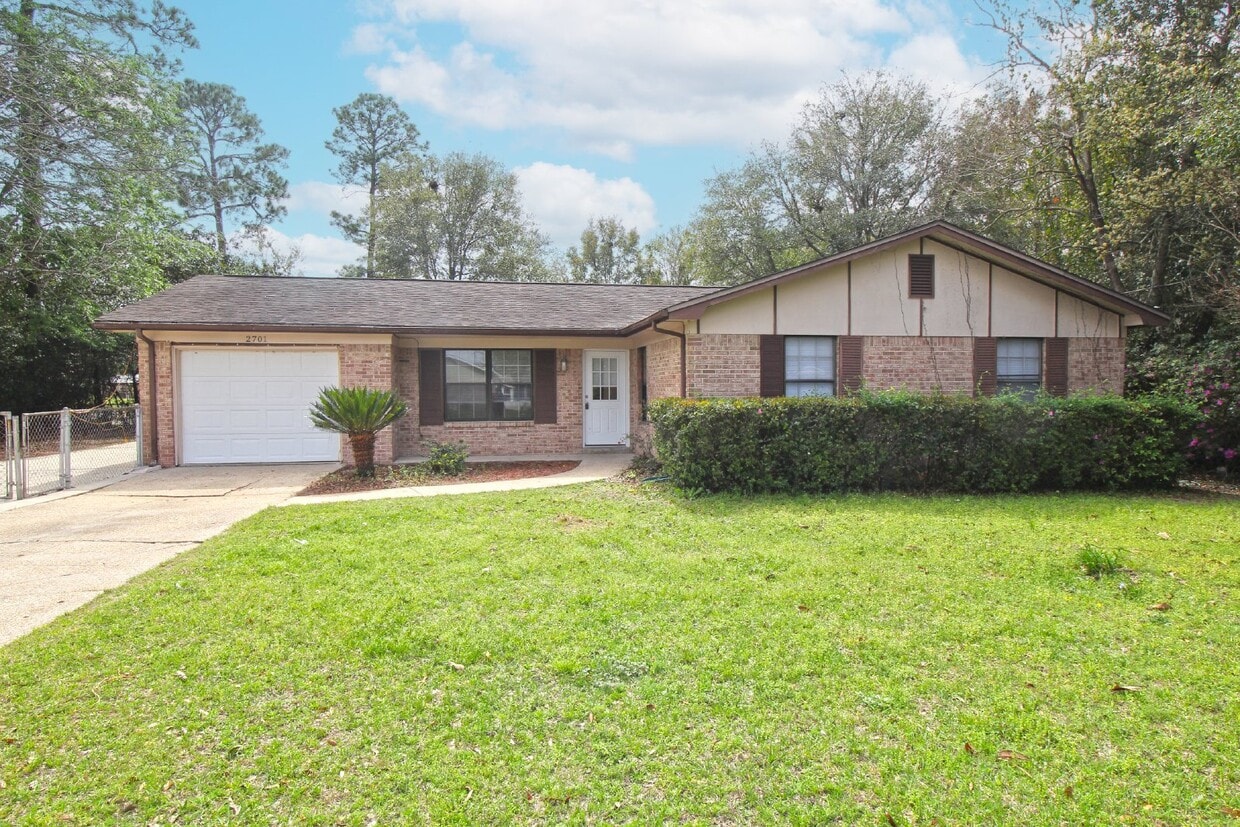 Pet friendly 4/2 brick home in convenient Apartment for Rent in