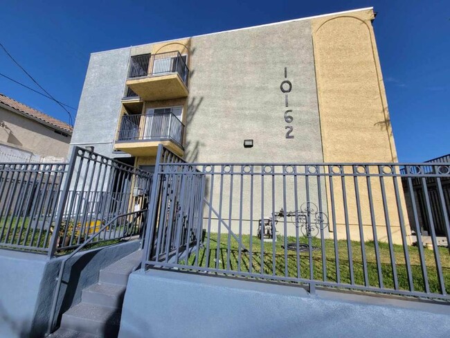 Building Photo - 10162 Hillhaven Ave