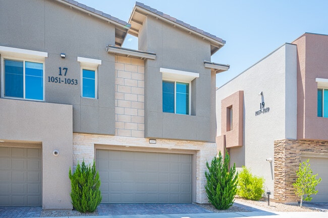 Building Photo - 600 N Carriage Hill Dr