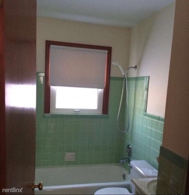 Building Photo - 3 br, 1 bath House - 827 Bella Ln