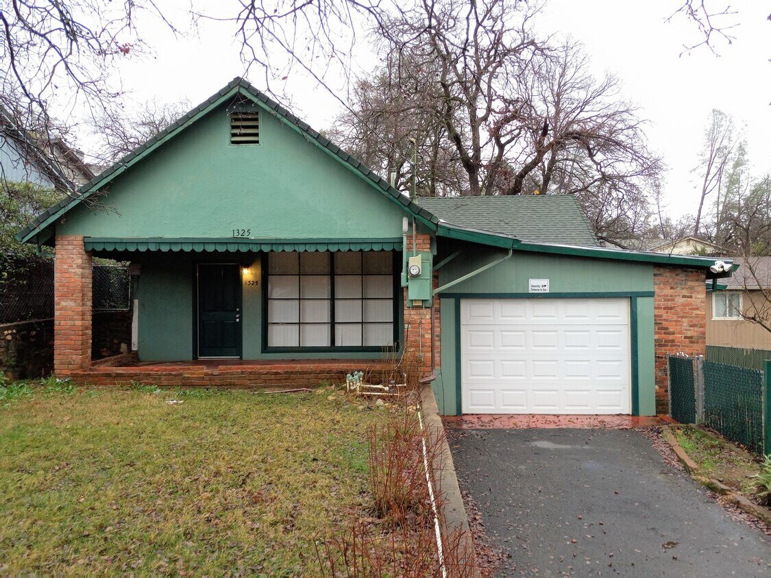 Primary Photo - Cute 3 bdrm w/ yard in Shasta Lake!