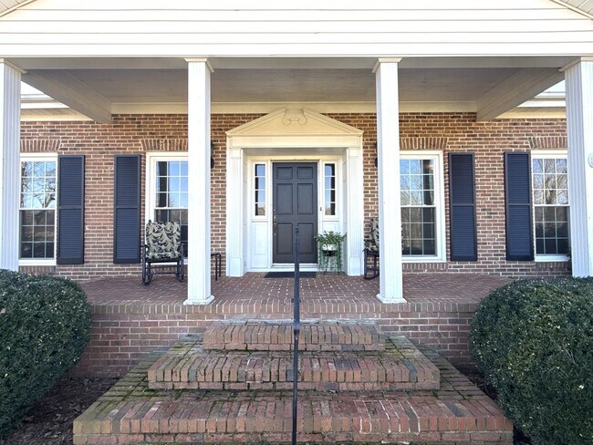 Foto del edificio - Beautiful 5 Bedroom 3 Bathroom House on Country Club Golf Course!