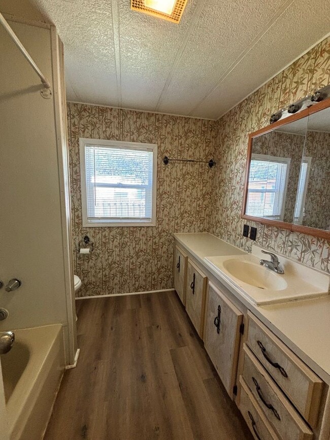 Building Photo - 3 Bedroom 2 Bathroom