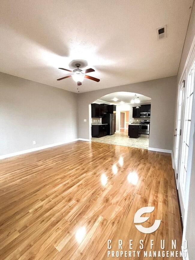 Foto del edificio - 15-20 Minutes from Fort Bragg and Cape Fear Valley! 4 Bed, 2.5 Bath AVAILABLE FOR MOVE IN NOW!