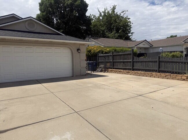 Foto del edificio - Charming 3 Bed, 2 Bath St. George Rental with 1417 Sq Ft - Don't Miss Out!