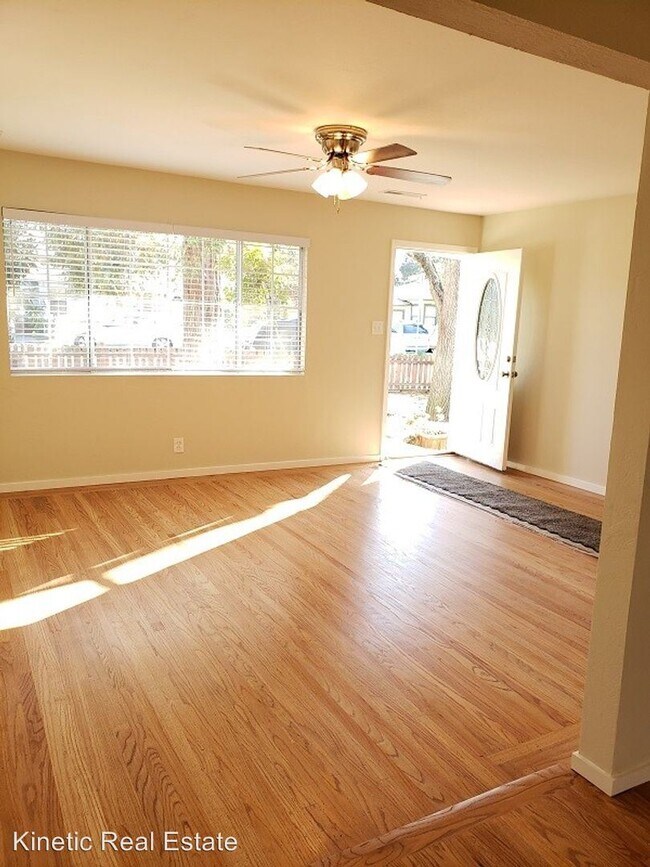Building Photo - 3 br, 1.5 bath House - 3219 Wren Ave
