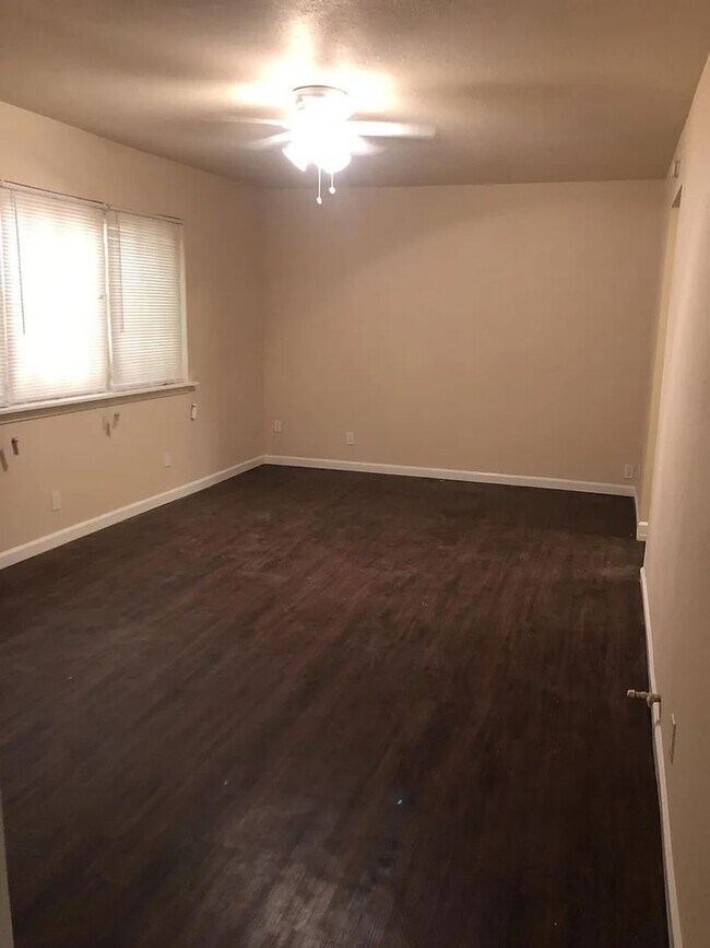 Foto del edificio - 7637 Springdale St