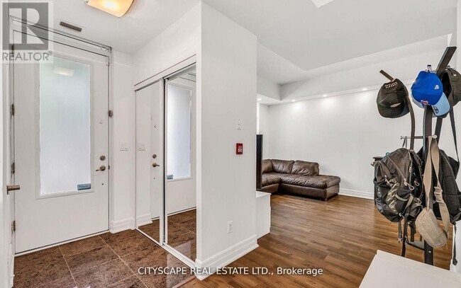 Photo du bâtiment - 81 Sloping Sky Mews