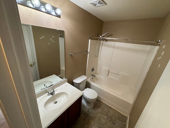 Foto del edificio - 3003 Lake Ridge Dr