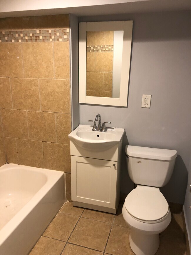 1 of 2 full baths - 1725 W Berks St