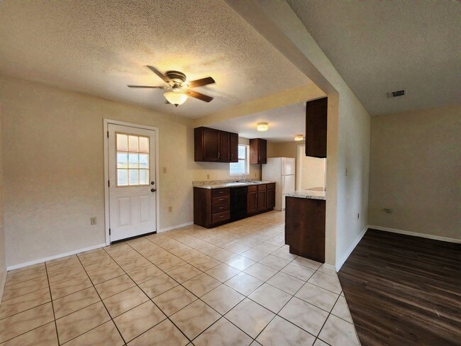 Building Photo - Garage and Fenced Back Yard in Foley!
