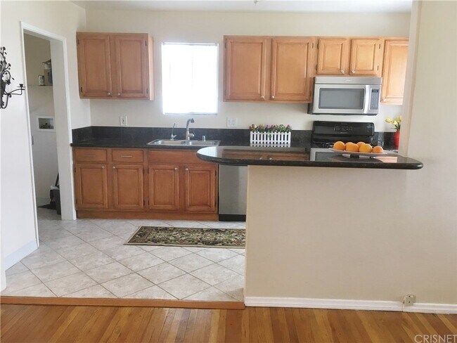 Foto del edificio - Spacious 3BR/2BA Tarzana Home with Lush Yard & Sunny Patio