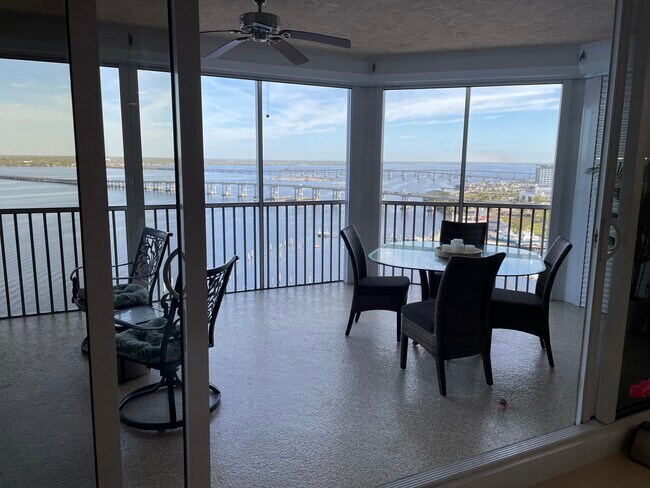 Foto del edificio - 2104 W First St