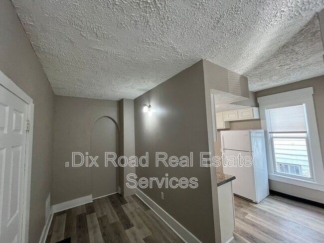 Foto del edificio - 305 Maple Ave