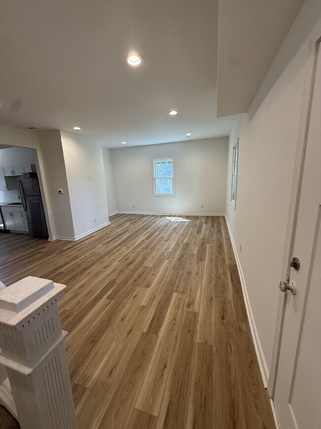 Building Photo - Completely updated home minutes from downt...