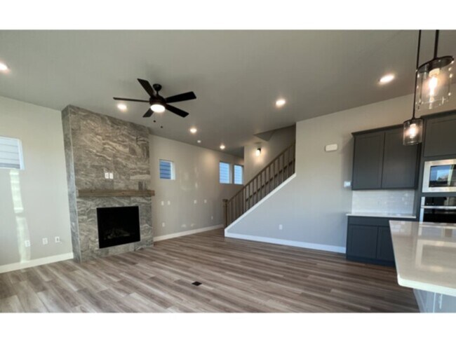 Building Photo - Enjoy modern living and breathtaking views...