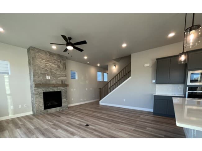 Foto del edificio - Enjoy modern living and breathtaking views...