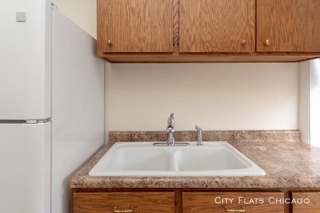 Building Photo - 4393 N Elston Ave
