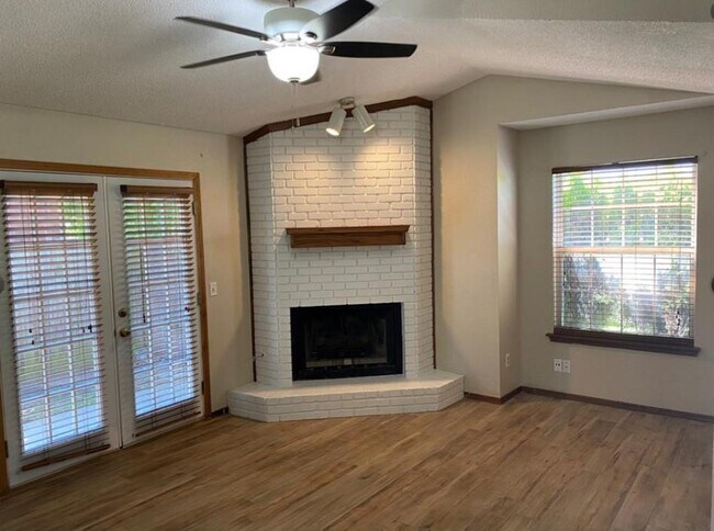 Building Photo - 2142 Meench Dr