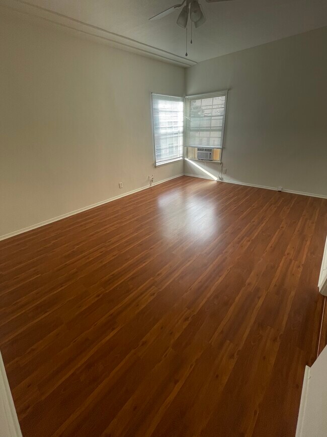 Foto del edificio - 639 S Cochran Ave