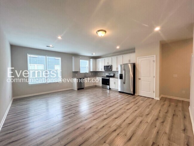 Building Photo - Limited Time Special Offer / 3 Bed/3 Bath Townhome with Attached Garage / Pet-Friendly / Vouchers...