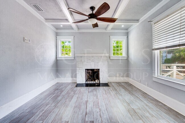 Building Photo - Charming 2 Bed, 2 Bath Home Near the World...
