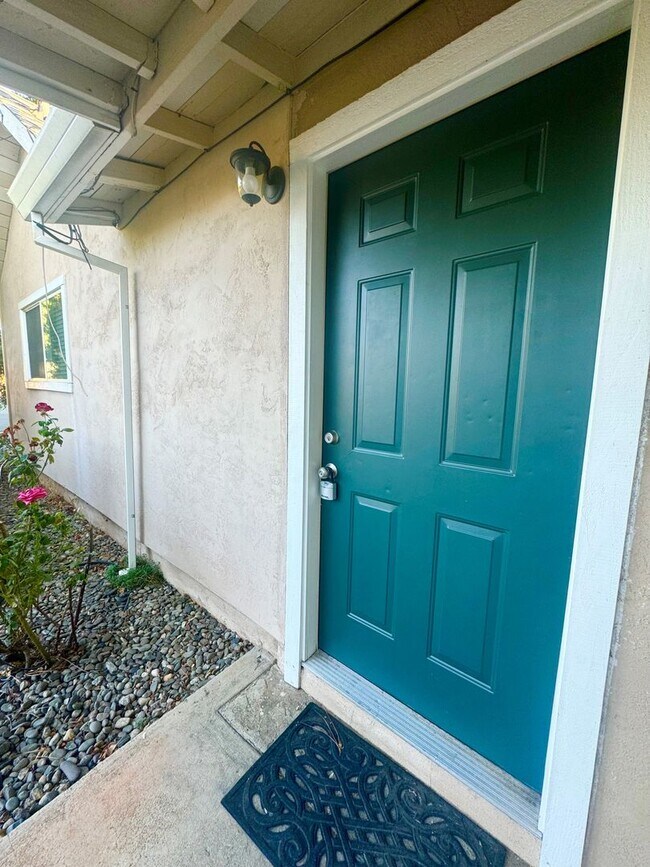 Building Photo - Spacious 3 Bedroom!