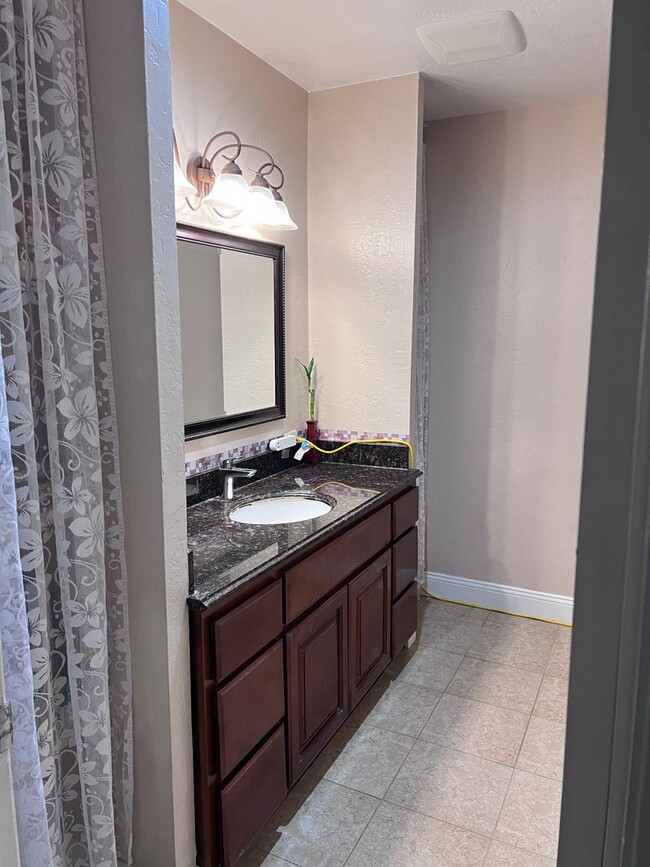 Foto del edificio - Remodeled 2 bedroom Condominium with enclo...