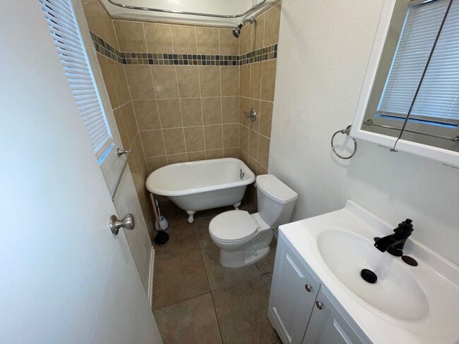 Building Photo - 982 Woodland Dr