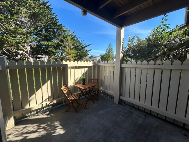 Foto del edificio - 57 Lakeshore Ct