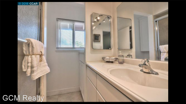 Building Photo - 2 br, 1.5 bath House - 5434 Round Tree Ct #B