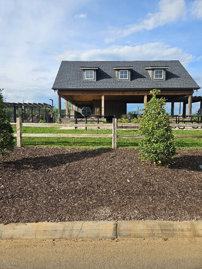 Building Photo - 1848 Silver Chapel Dr