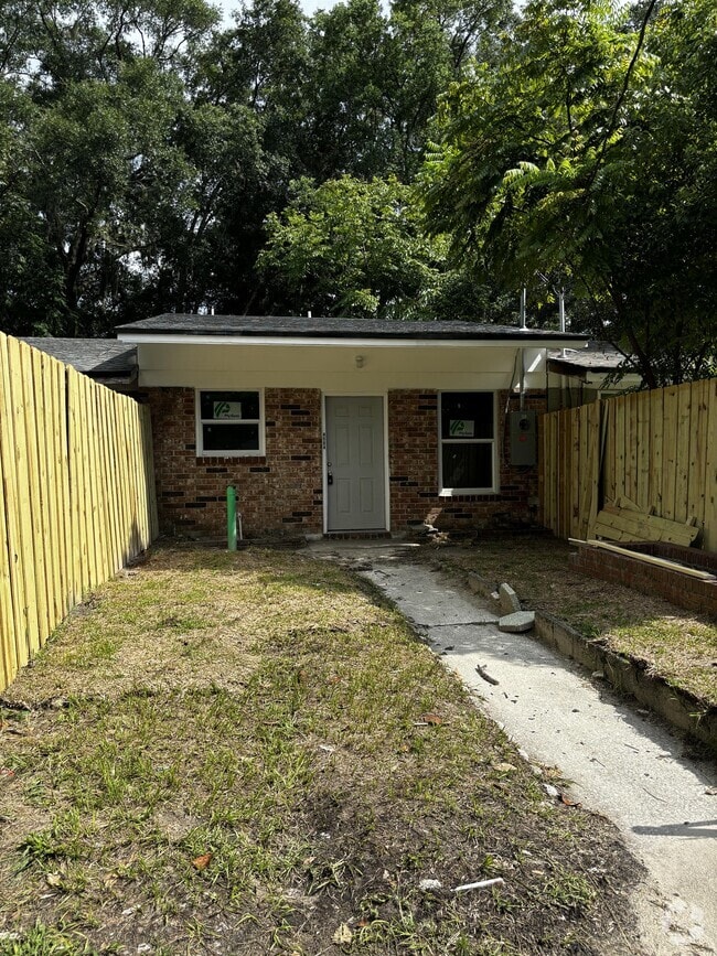 Building Photo - 4504 Ken Knight Dr N