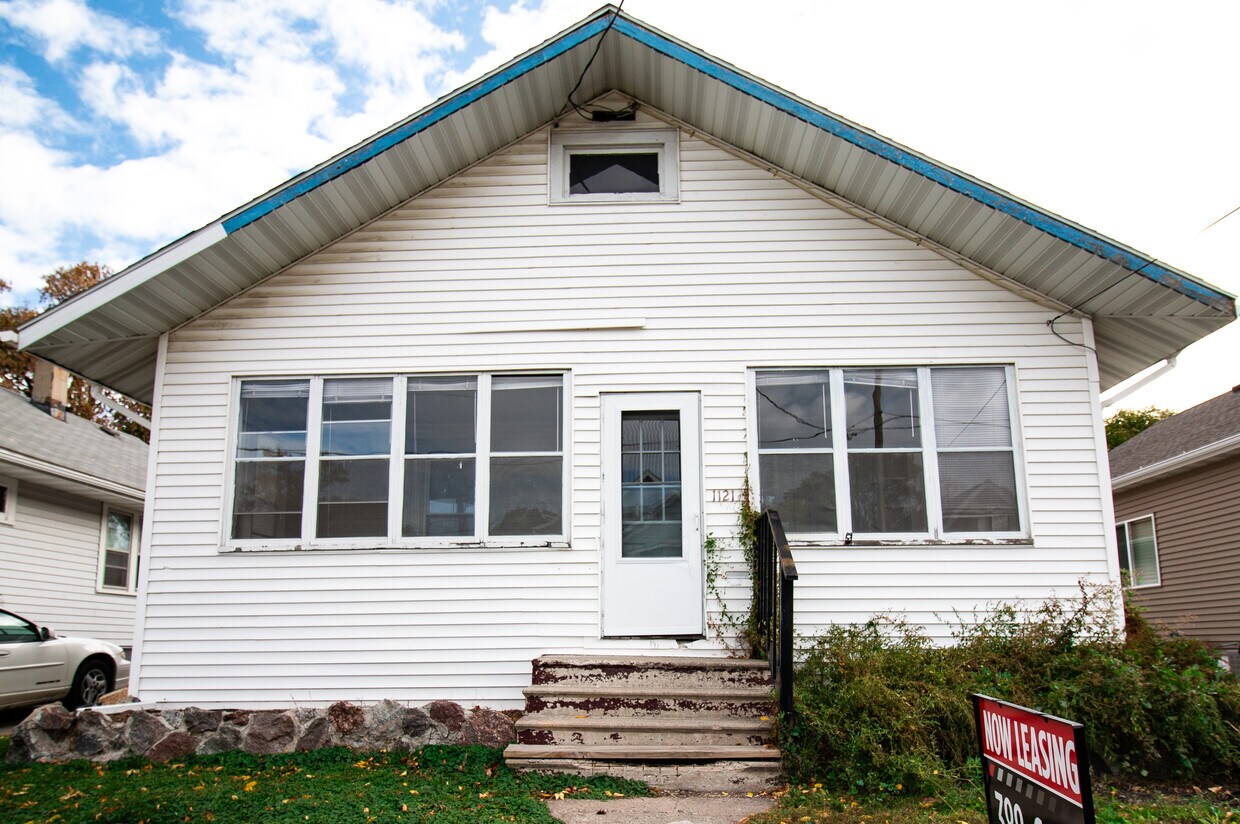 Front - 1121 9th St N