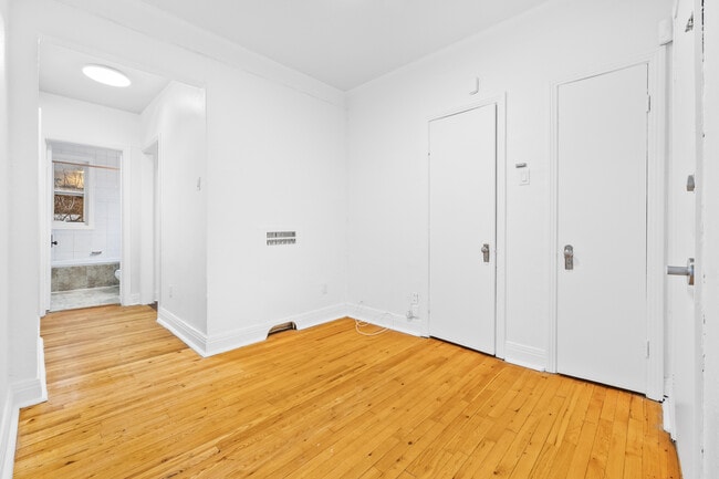 Building Photo - 5777 Ch De La Côte-Saint-Luc