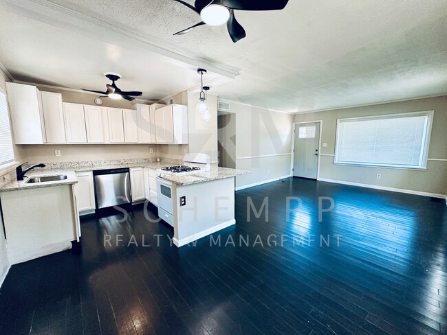 Foto del edificio - Modern 3BR/1BA house off Goldsmith Lane now available!