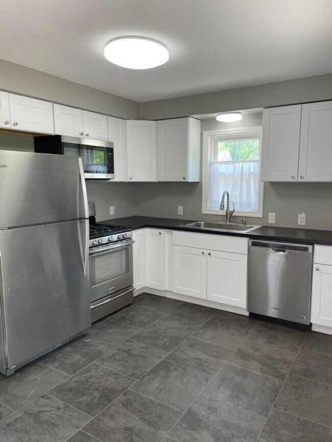 Foto del edificio - Updated, Modern, 4 Bed, 2 Bath, 3+Car Garage