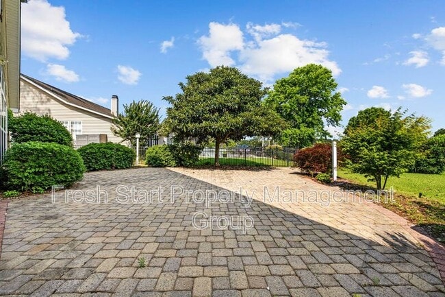Building Photo - 414 Carriage Lake Dr